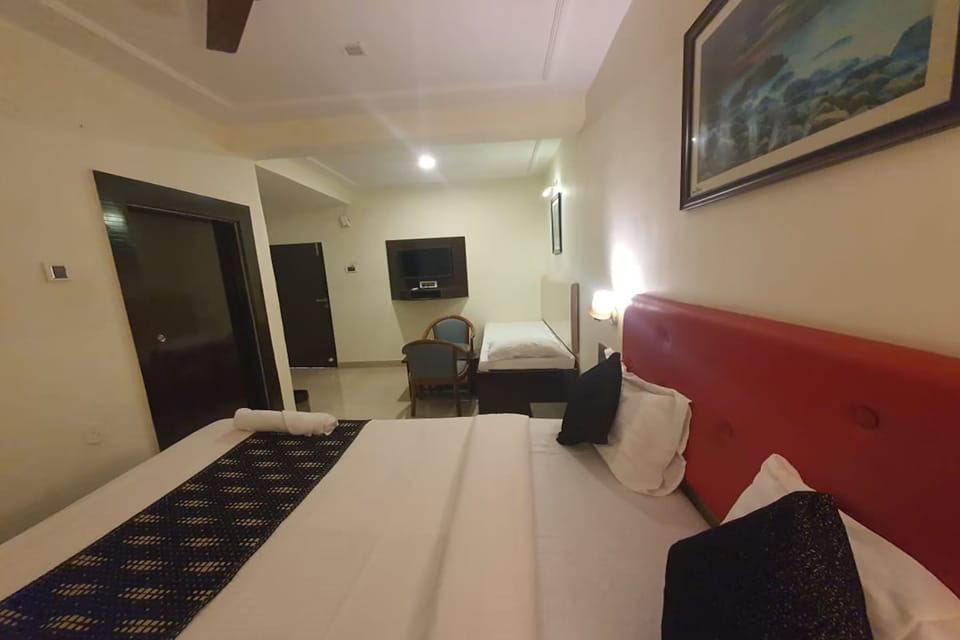 Deluxe Room | In-room safe, desk, WiFi (free)