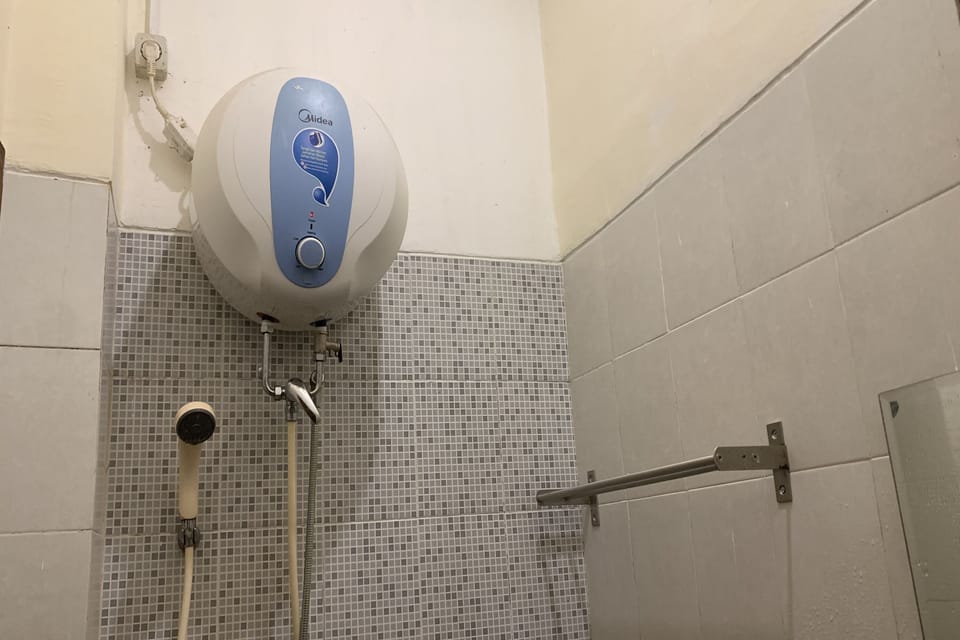 Standard Single Room | Bathroom | Shower, rainfall showerhead, free toiletries, slippers