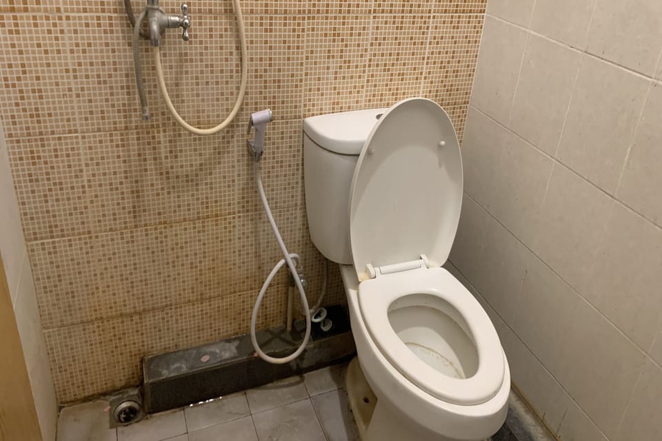 Standard Double Room | Bathroom | Shower, rainfall showerhead, free toiletries, slippers