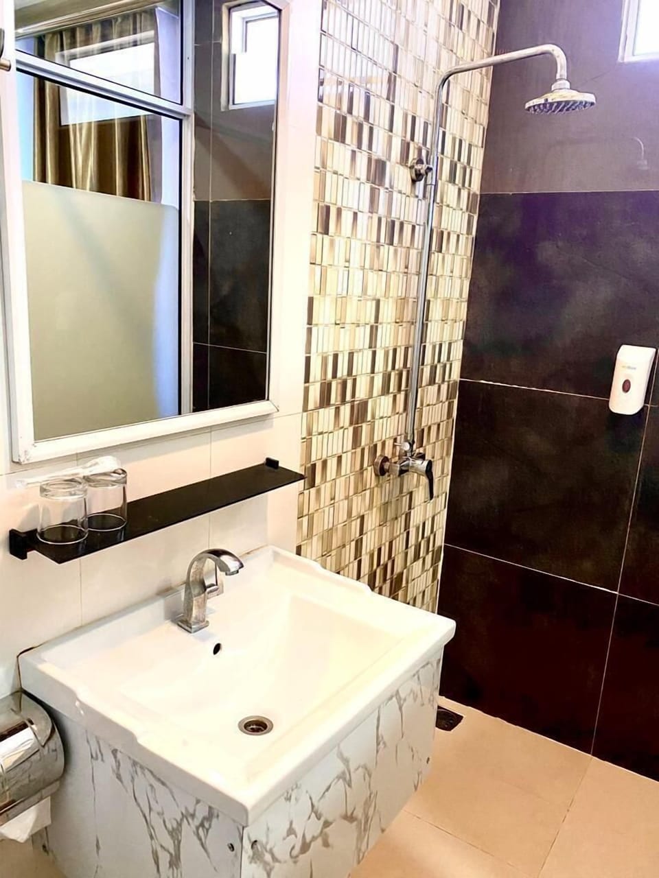 Superior Room, 1 King Bed | Bathroom | Shower, rainfall showerhead