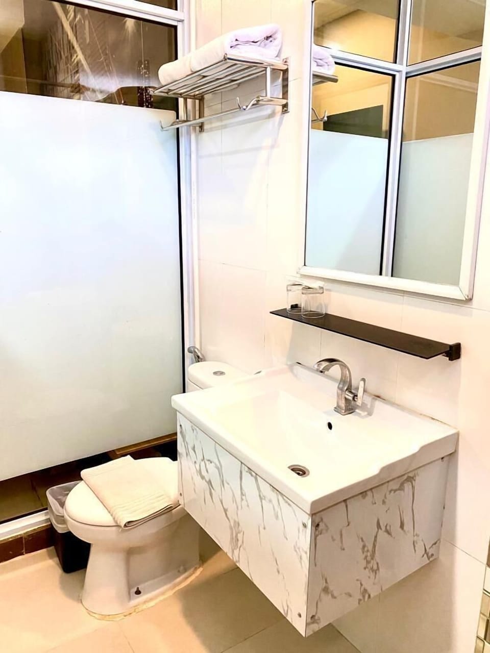 Superior Room, 1 Twin Bed | Bathroom | Shower, rainfall showerhead