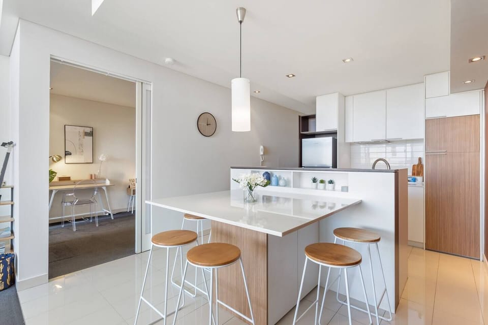 Bright and minimalist, this dining space is ideal for both everyday use and laid-back dinners.
