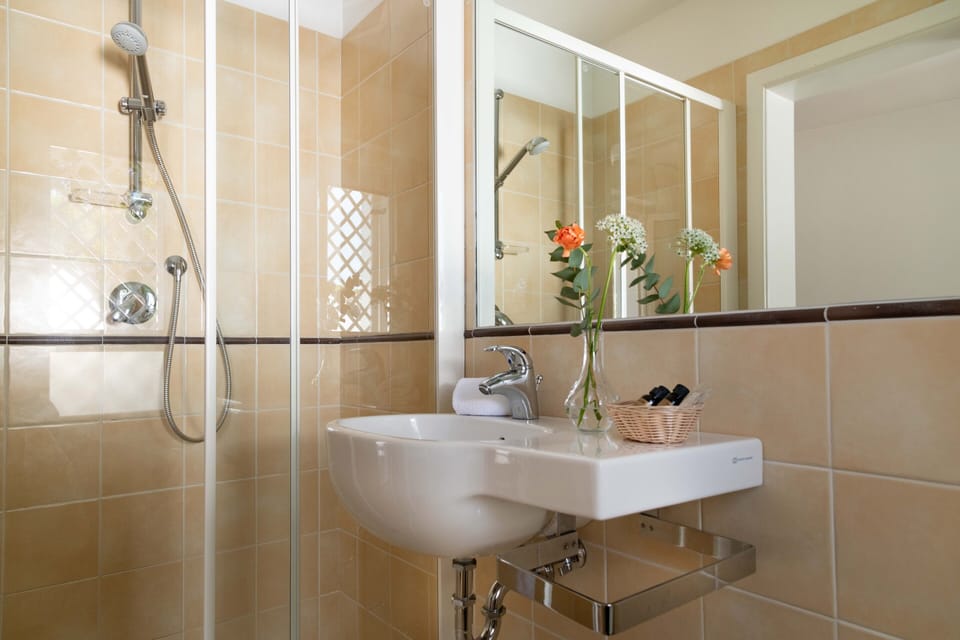 Double Room, Garden View | Bathroom | Shower, rainfall showerhead, free toiletries, hair dryer