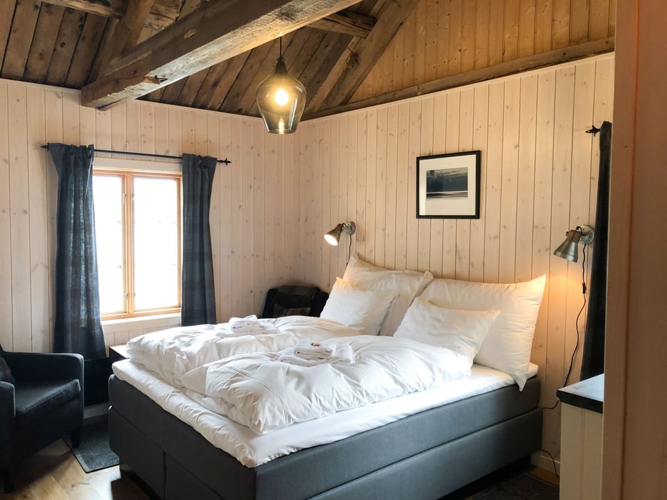 1-bedroom Deluxe rorbu cabin with sea view - no cooking facilities | Premium bedding, bed sheets