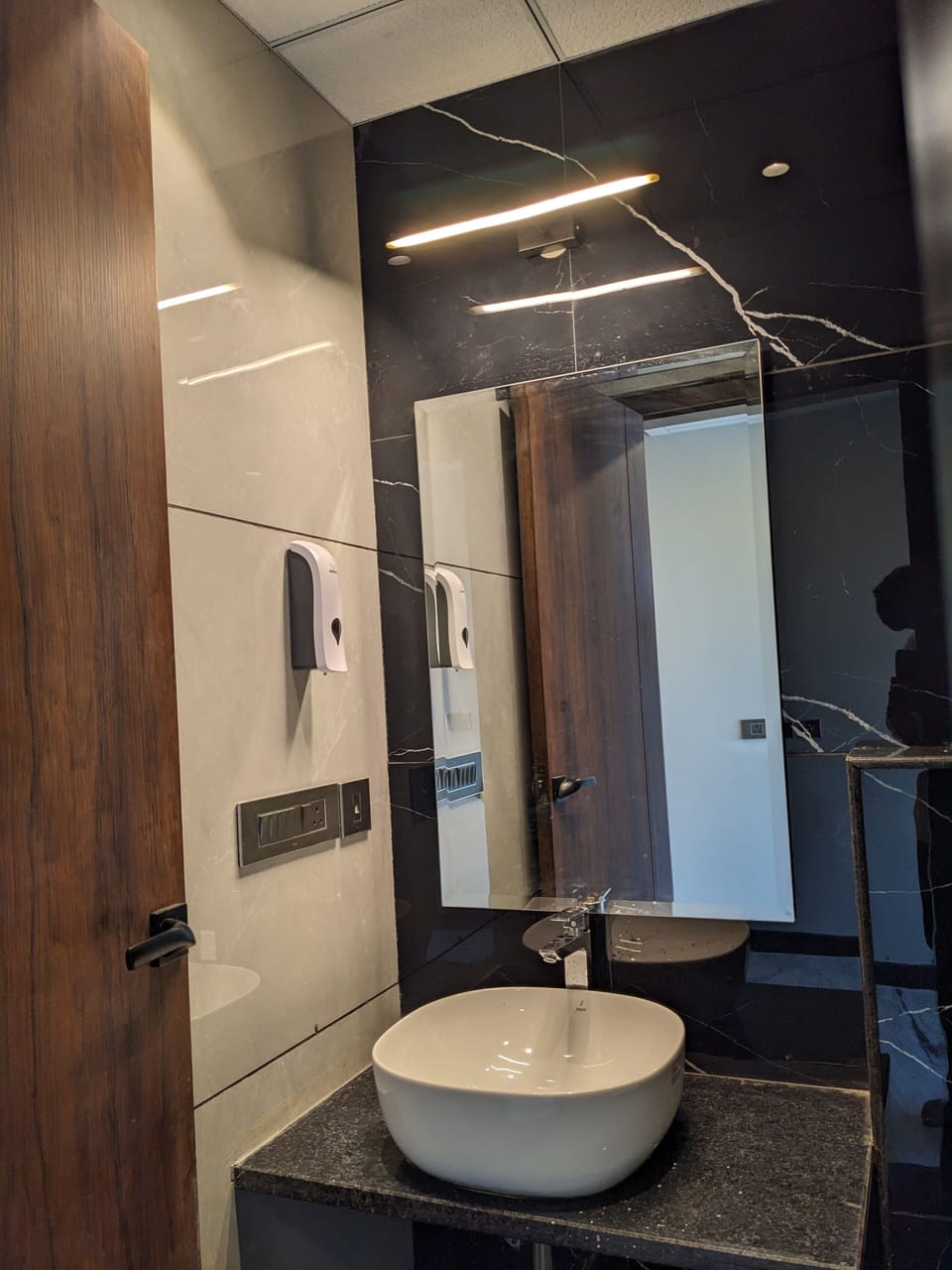 Premium Room | Bathroom | Shower, free toiletries, bidet, towels