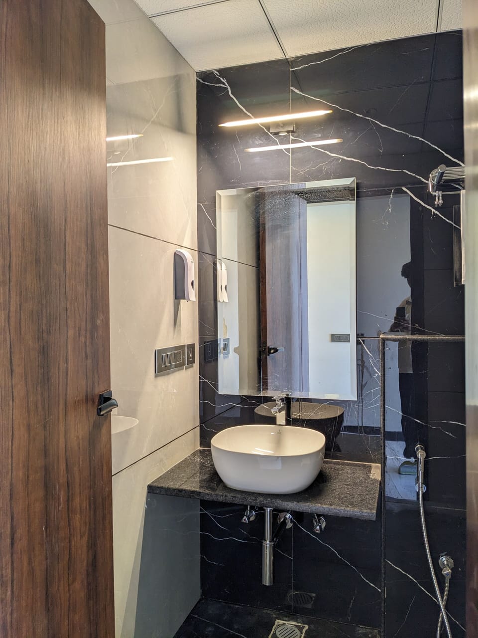 Deluxe Room | Bathroom | Shower, free toiletries, bidet, towels