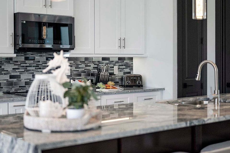 The Kitchen features Modern Applicanes and is fully Equipped