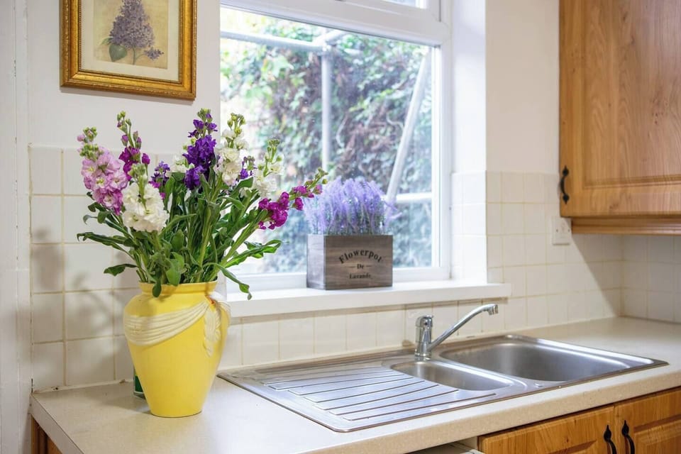 KitchenFully Fitted Kitchen with everything you need to enjoy a lovely stay.
- Stove
- Oven
- Washing machine
- Fridge