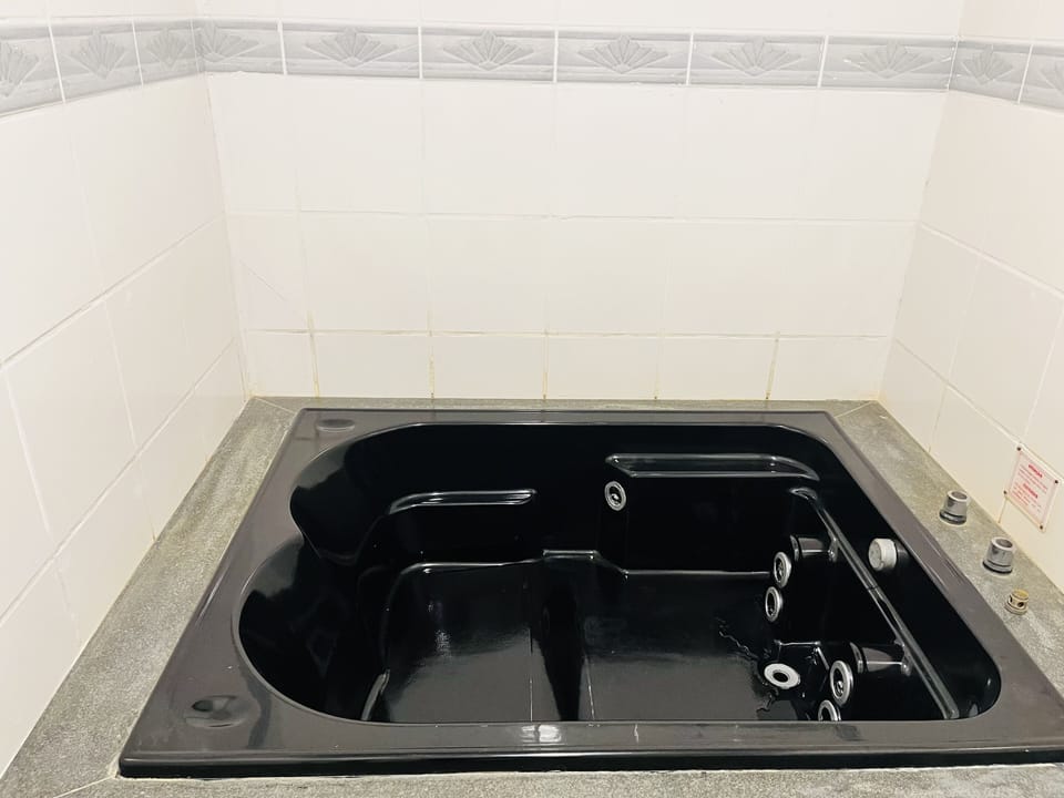 Superior Apartment, 1 Double Bed | Bathroom | Combined shower/tub, jetted tub, hair dryer, towels