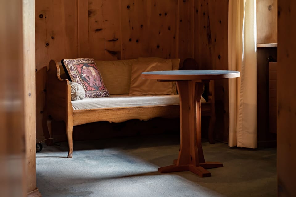 Design Suite | Living area | 50-cm flat-screen TV with satellite channels, TV