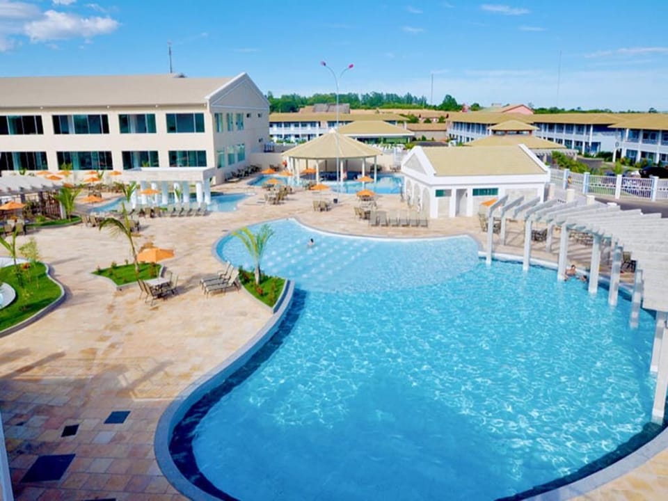 2 indoor pools, 8 outdoor pools
