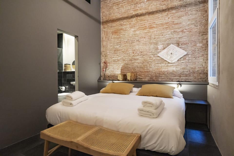 Basic Double Room (Tiny) | Bathroom | Shower, hair dryer, towels