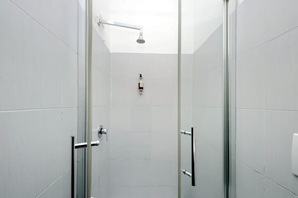 Quadruple Room | Bathroom | Shower, free toiletries, hair dryer, towels