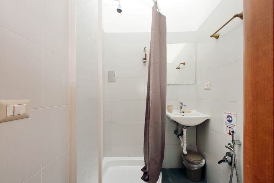 Double Room | Bathroom | Shower, free toiletries, hair dryer, towels