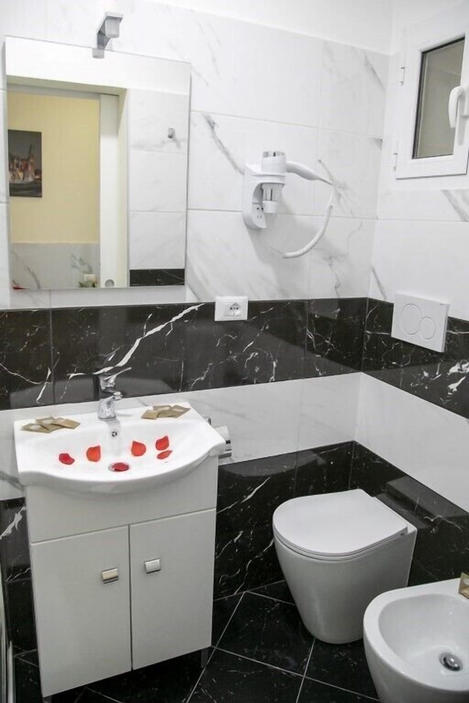 Shower, rainfall showerhead, free toiletries, hair dryer