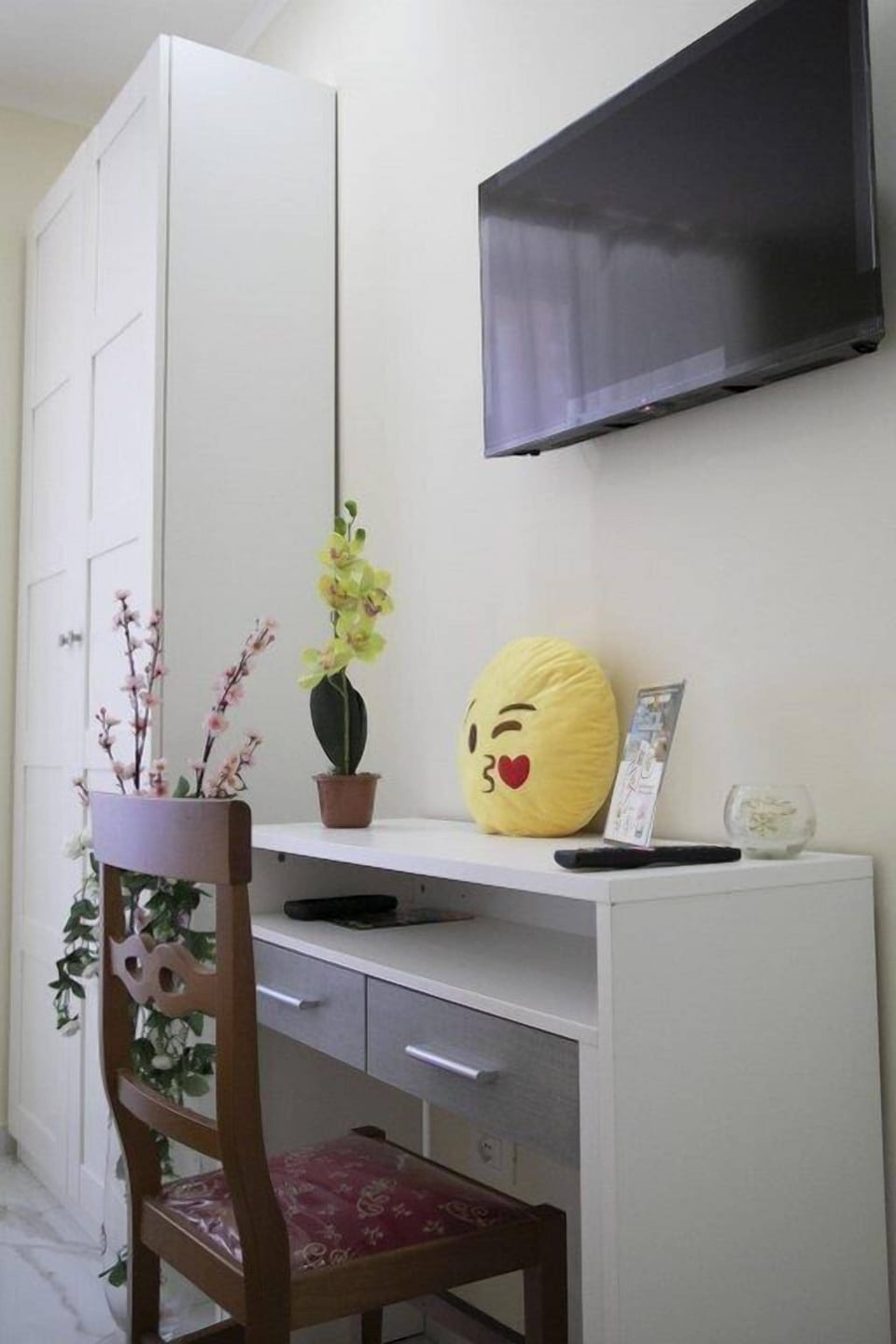 Family Triple Room | Hypo-allergenic bedding available, in-room safe, desk, laptop workspace