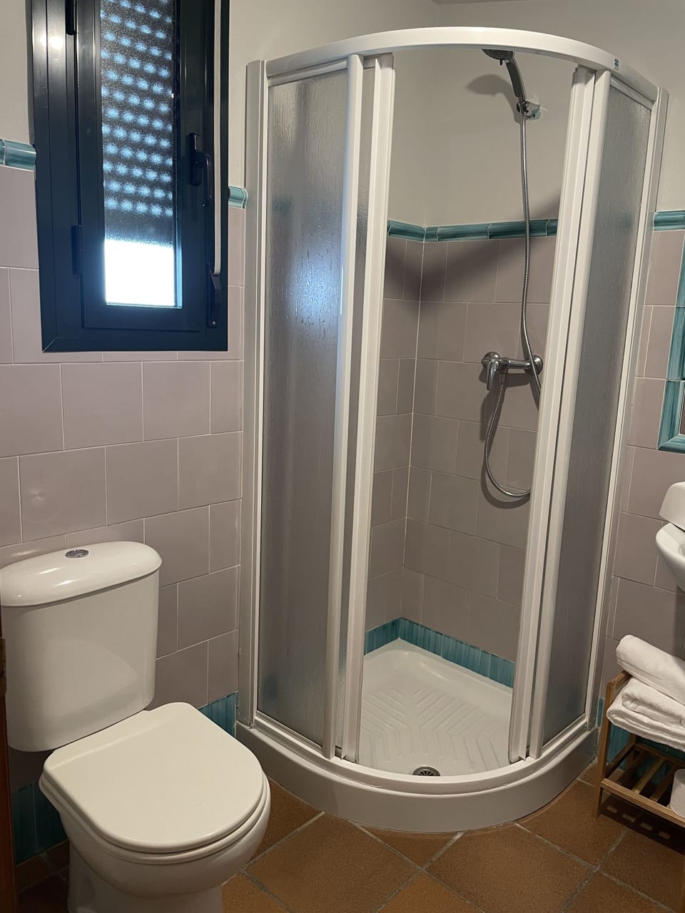 City Penthouse | Bathroom | Shower, free toiletries, hair dryer, towels