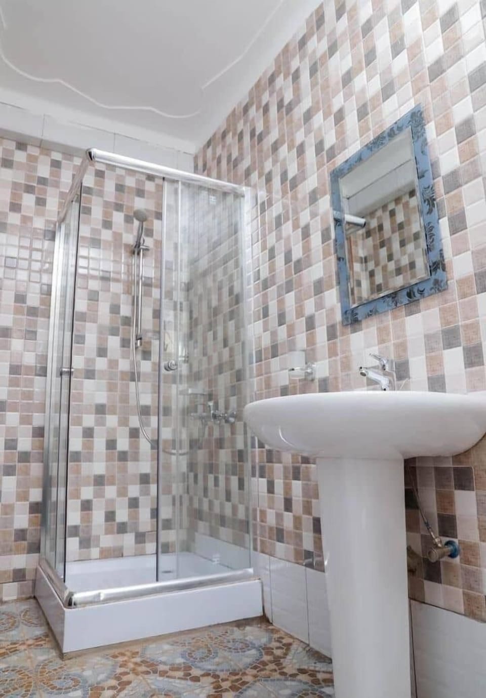 Economy Single Room, 1 Bedroom, Lake View | Bathroom | Slippers, towels