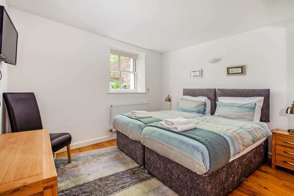 Peaceful Elevated Residential Area - Walk to City Cottage in Winchester