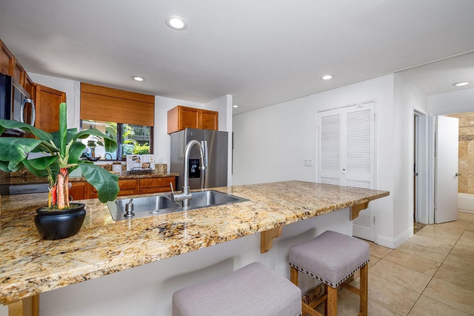 Condo, 1 King Bed (Keauhou Kona Surf & Racquet Club#3-10) | Private kitchen | Oven, toaster, paper towels