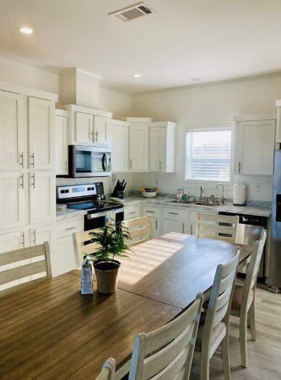 Huge fully stocked kitchen!