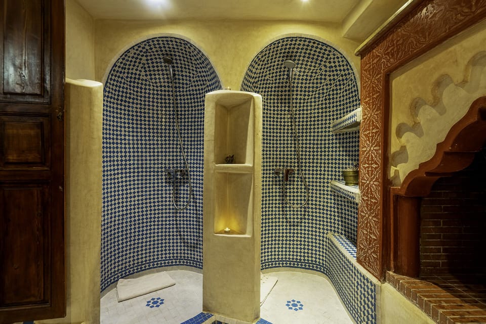 Family Suite | Bathroom | Shower, rainfall showerhead, free toiletries, hair dryer