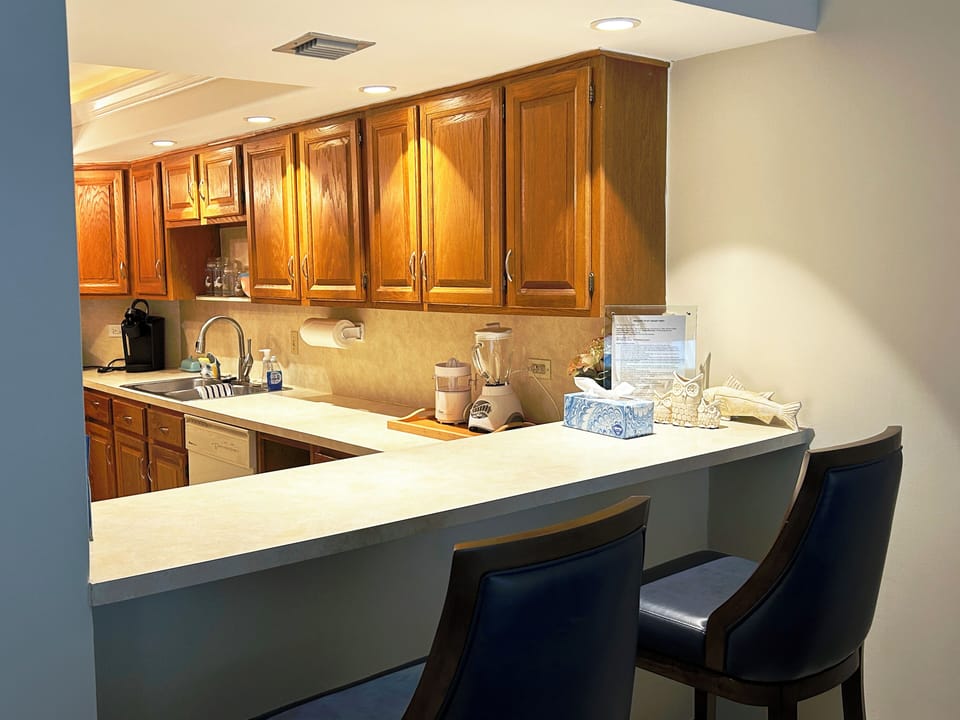 Breakfast bar & kitchen