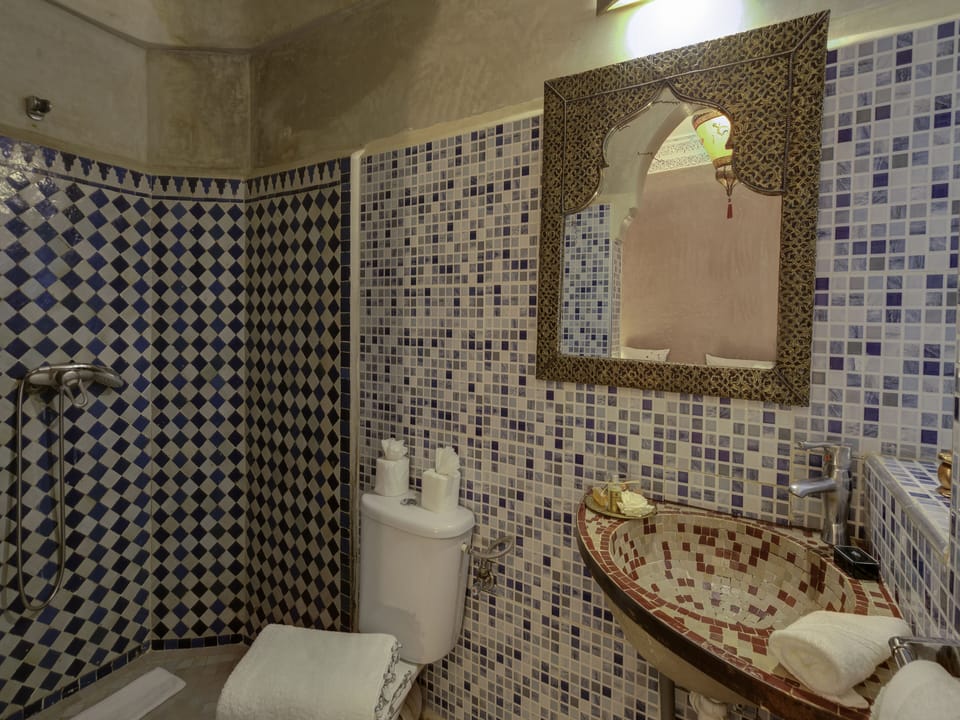 Hydromassage showerhead, hair dryer, bathrobes, towels