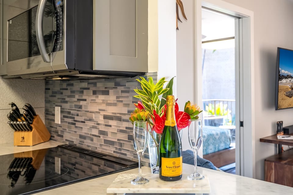 Luxury Condo, Multiple Beds, Ocean View, Beachside | Private kitchen | Full-size fridge, microwave, oven, stovetop
