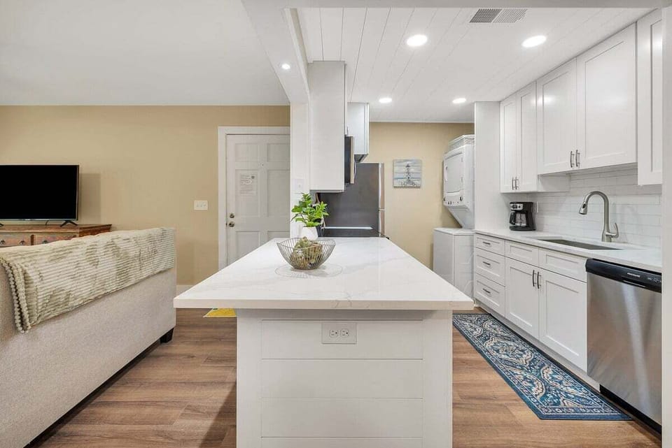 Ocean Walk L8 - Newly Updated Kitchen with Bar