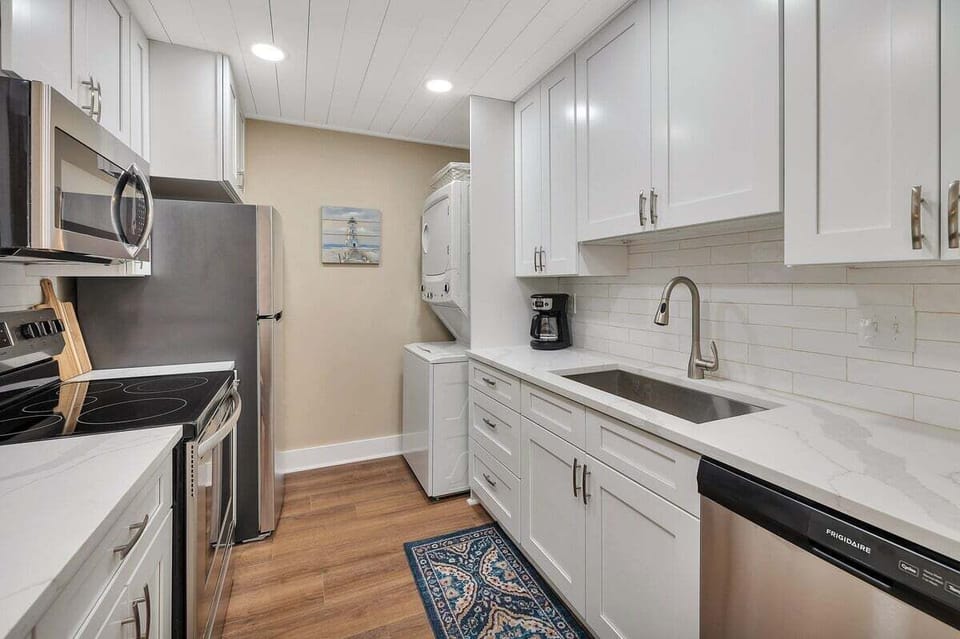 Ocean Walk L8 - Newly Updated Kitchen