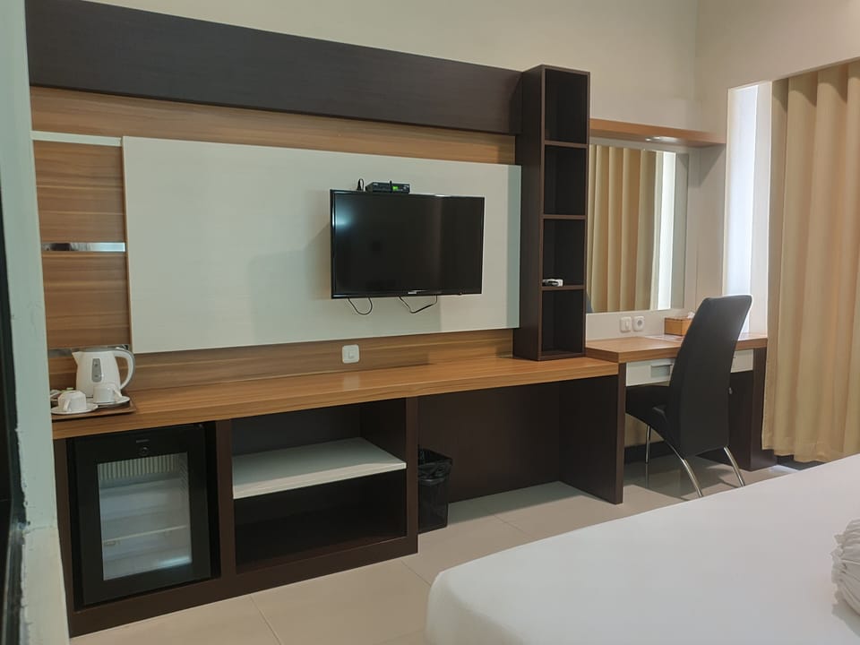 Deluxe Room | Desk, WiFi (free), bed sheets