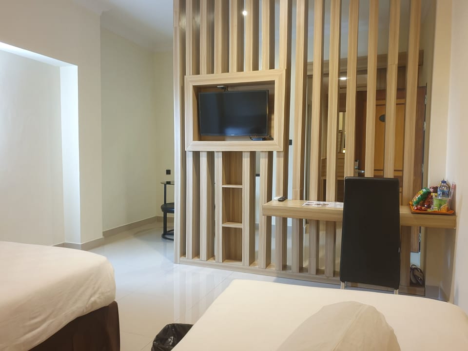Executive Room | Desk, WiFi (free), bed sheets