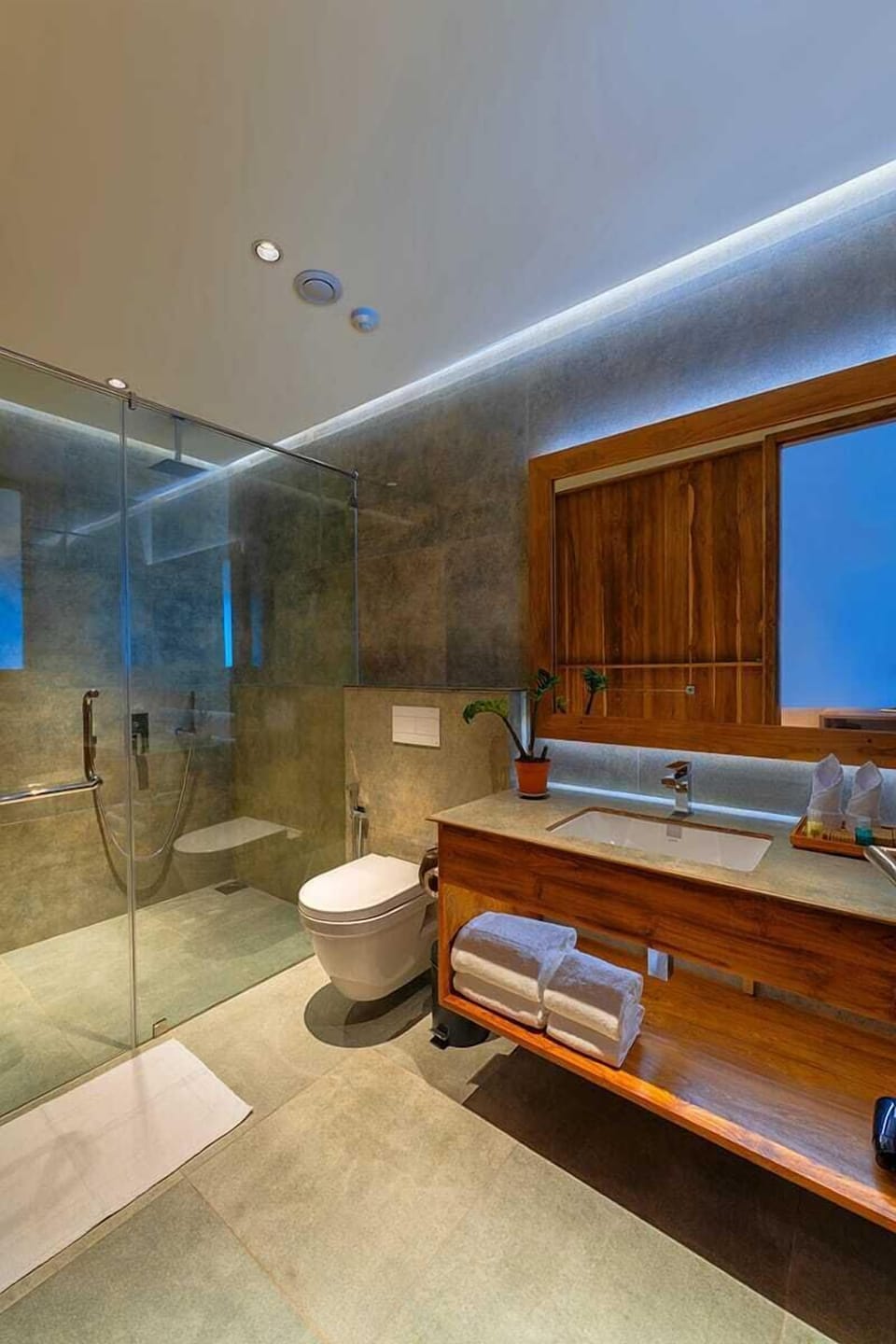 Shower, rainfall showerhead, free toiletries, hair dryer