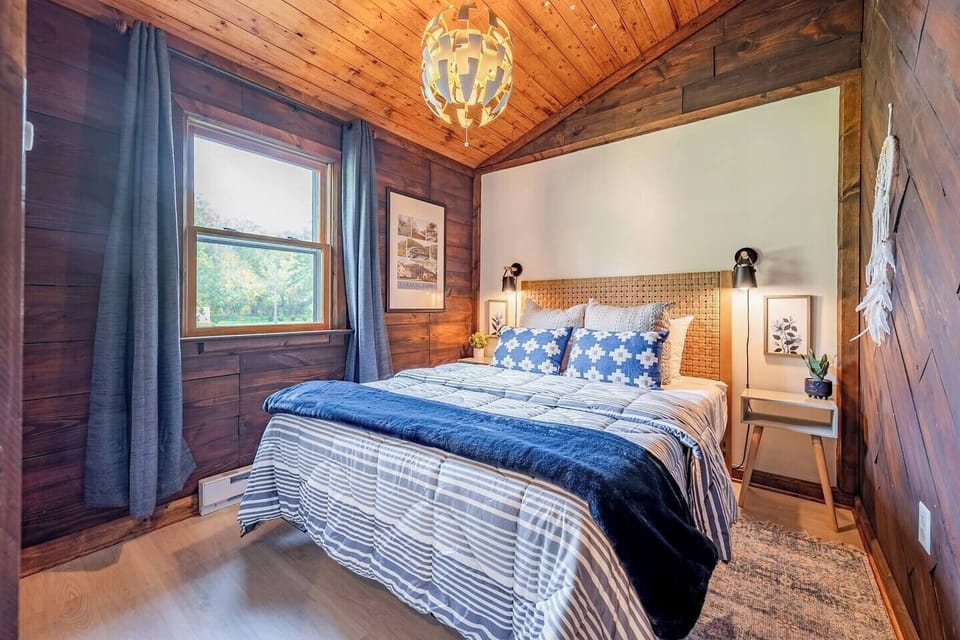 Bedroom with queen bed