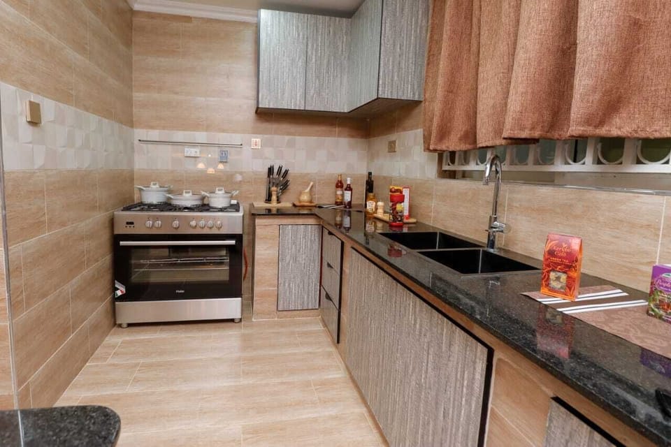 Executive Apartment | Private kitchen | Fridge, microwave, cookware/dishes/utensils