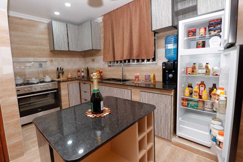 Executive Apartment | Private kitchen | Fridge, microwave, cookware/dishes/utensils