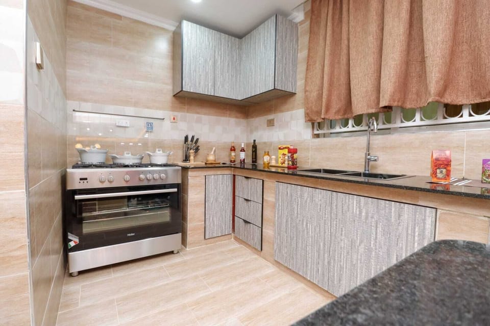 Executive Apartment | Private kitchen | Fridge, microwave, cookware/dishes/utensils