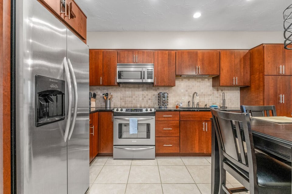 Full kitchen has everything you need to prepare a delicious homecooked meal.