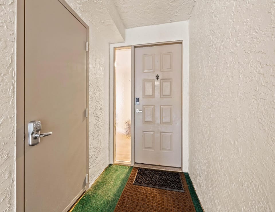 Condo (2 Bedrooms) | Property amenity
