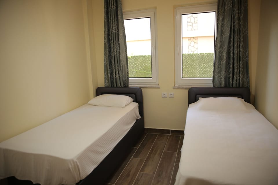 Deluxe Apartment | In-room safe, desk, blackout drapes, soundproofing