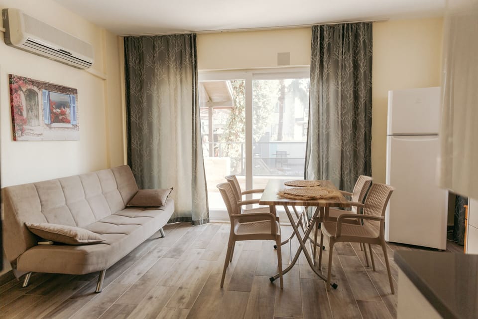 Deluxe Apartment | In-room safe, desk, blackout drapes, soundproofing