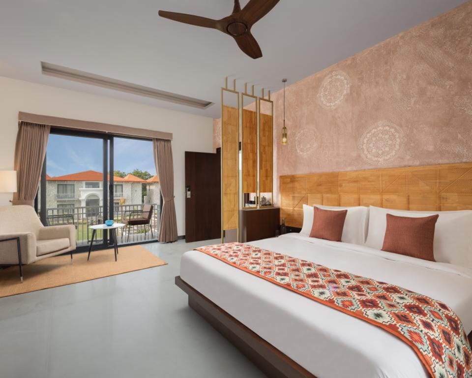 Premier Twin room with Balcony | Minibar, in-room safe, desk, laptop workspace