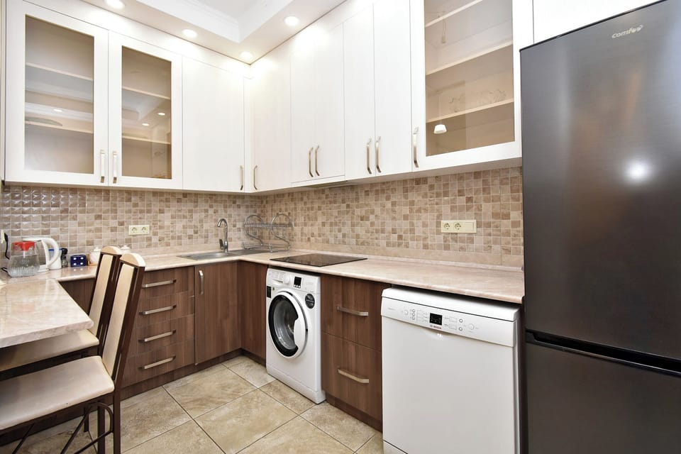 Family Condo | Private kitchen | Mini-fridge, electric kettle, cookware/dishes/utensils, freezer