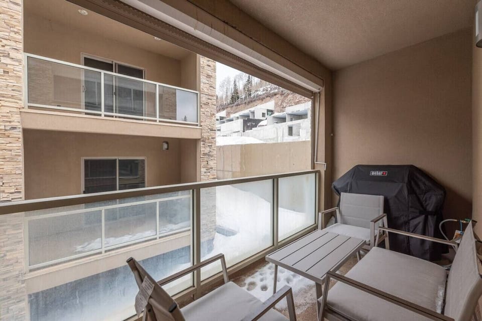 Take your meal outdoors to the balcony for an al fresco dining experience, complete with a gas BBQ for grilling and enjoying the fresh air.