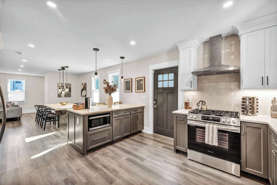 Bright & Beautiful Cooking Space.
Enjoy natural light, modern finishes, and ample counter space in this charming kitchen, perfect for cooking up memories.