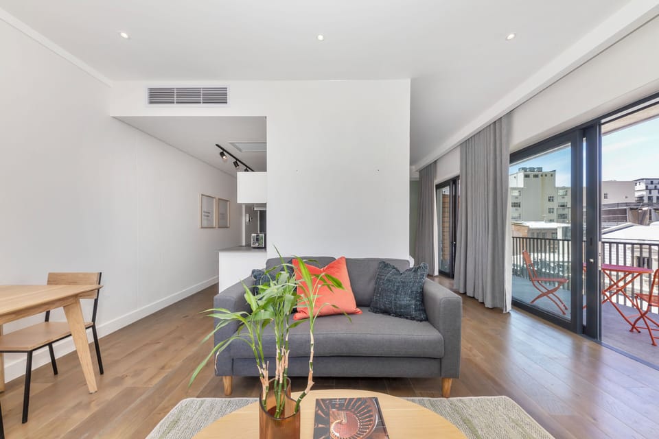 Studio, 1 Bedroom, Balcony, City View | Living area