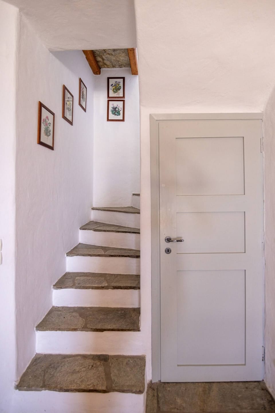 indoors staircase inlcuded to the house 