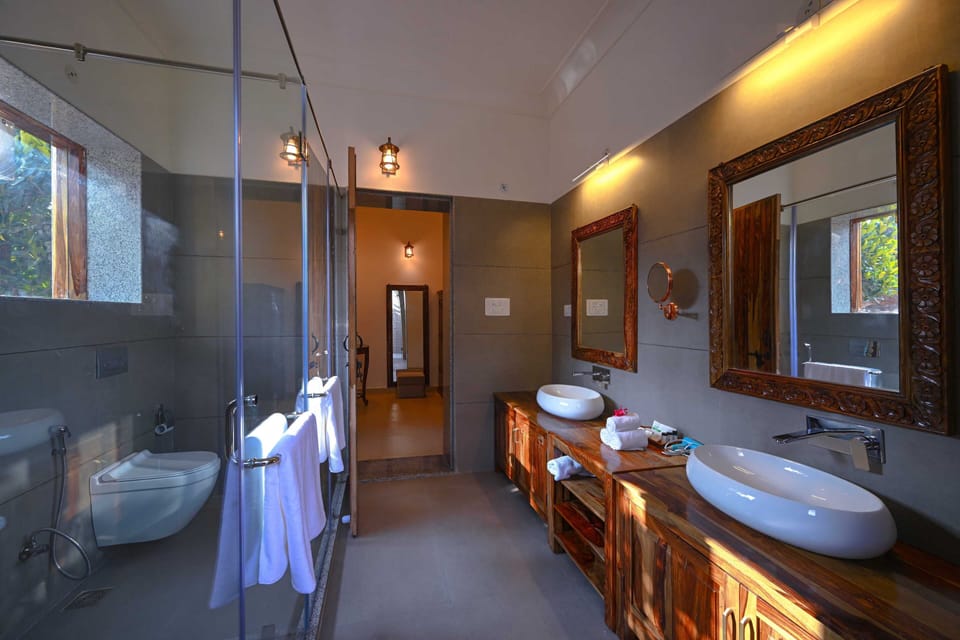 Luxury Room | Bathroom | Shower, hair dryer, slippers, towels