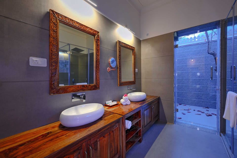 Luxury Room | Bathroom | Shower, hair dryer, slippers, towels